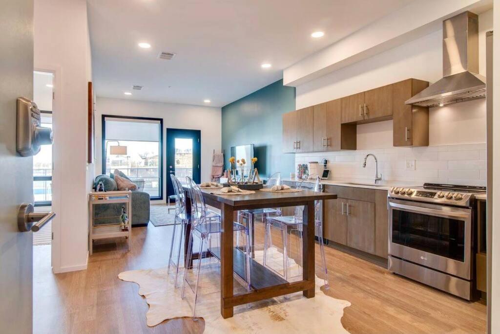 Stylish Downtown Condo W/ Pool & Parking Νάσβιλ Εξωτερικό φωτογραφία