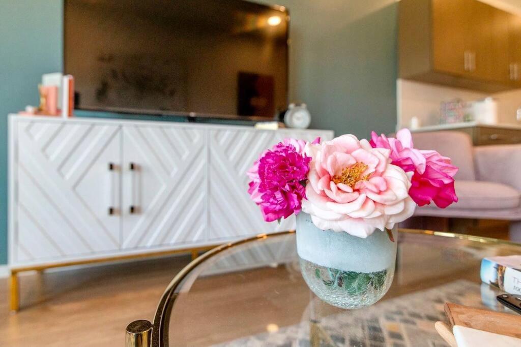 Stylish Downtown Condo W/ Pool & Parking Νάσβιλ Εξωτερικό φωτογραφία