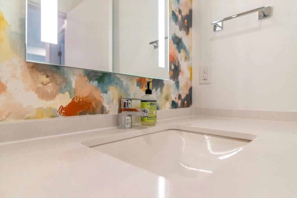 Stylish Downtown Condo W/ Pool & Parking Νάσβιλ Εξωτερικό φωτογραφία