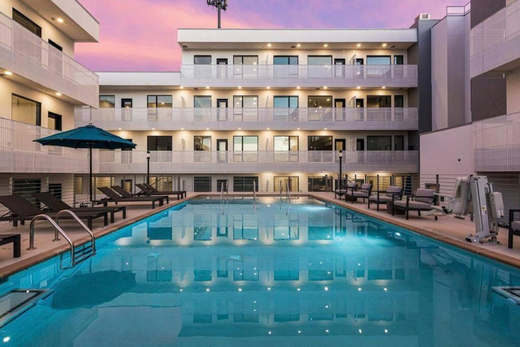 Stylish Downtown Condo W/ Pool & Parking Νάσβιλ Εξωτερικό φωτογραφία