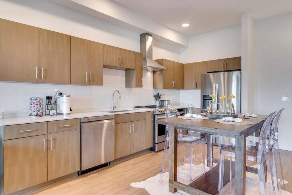Stylish Downtown Condo W/ Pool & Parking Νάσβιλ Εξωτερικό φωτογραφία