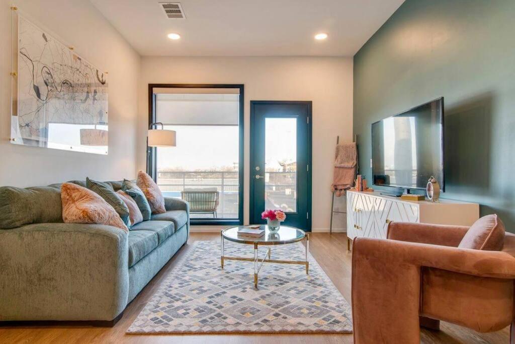 Stylish Downtown Condo W/ Pool & Parking Νάσβιλ Εξωτερικό φωτογραφία